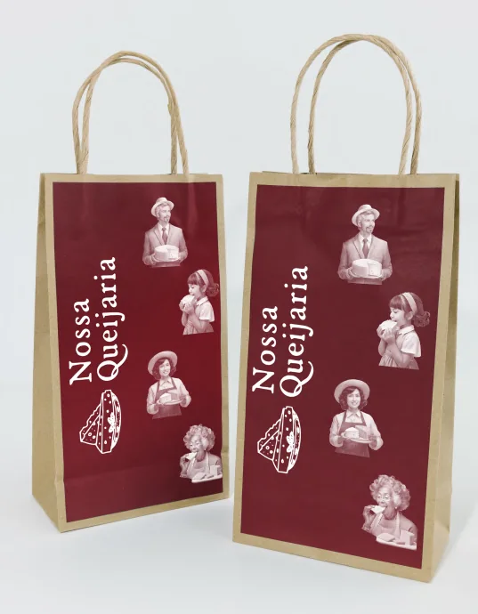 Sacolas da Nossa Queijaria, marca criada pelo Matsumoto Studio